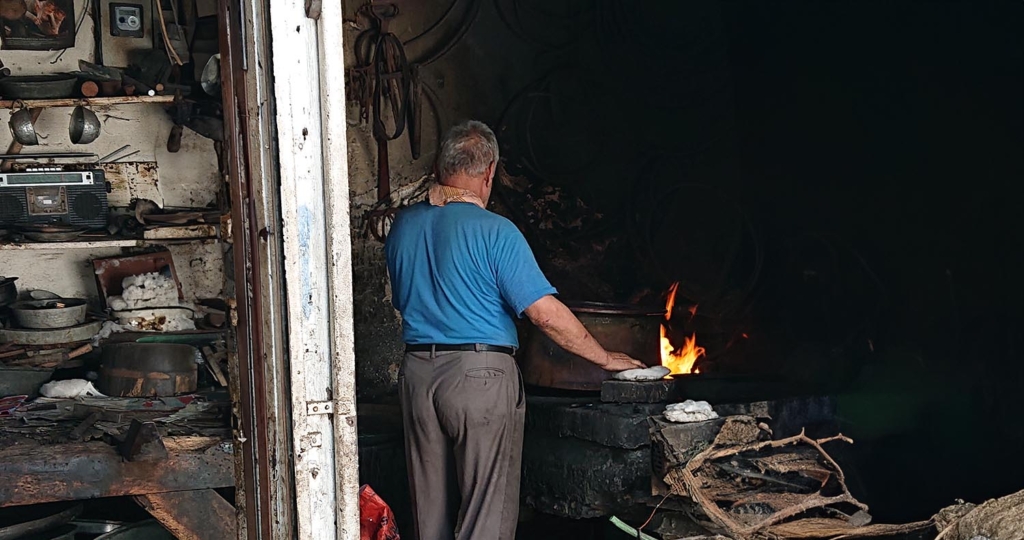Hammamschaaltje wordt gemaakt door koperslager in Turkije